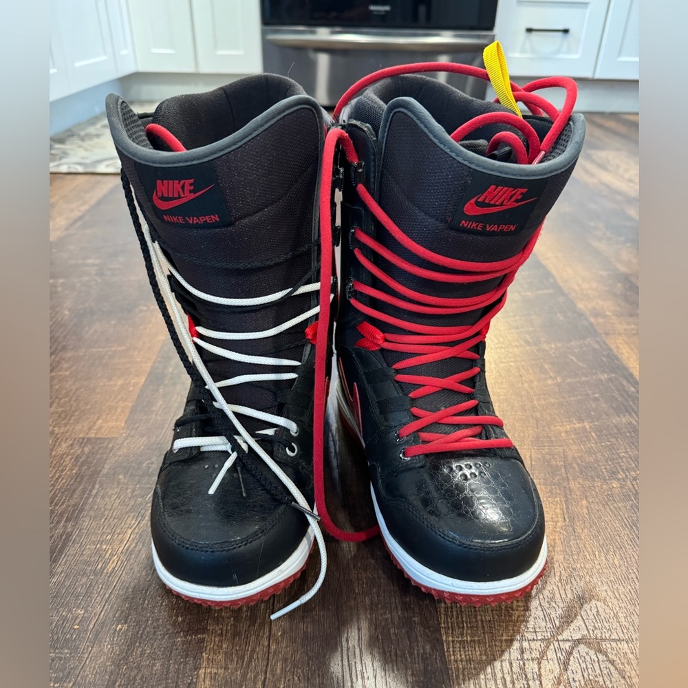 Nike vapen men’s snowboard boots red and black